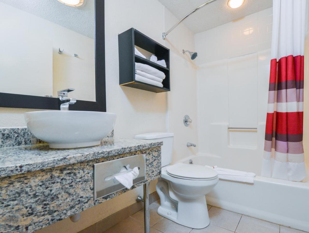 Red Roof Inn Plus+ & Suites Guilford Eksteriør billede