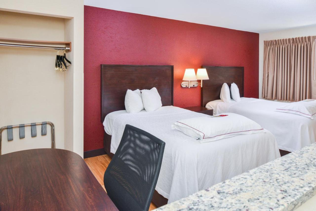 Red Roof Inn Plus+ & Suites Guilford Eksteriør billede
