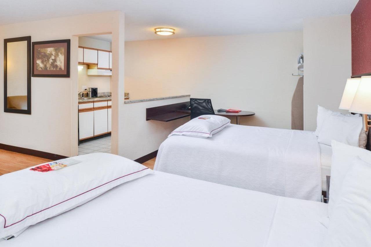 Red Roof Inn Plus+ & Suites Guilford Eksteriør billede