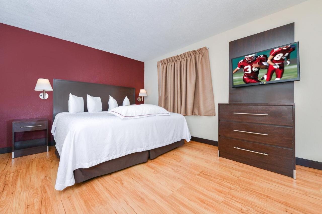 Red Roof Inn Plus+ & Suites Guilford Eksteriør billede