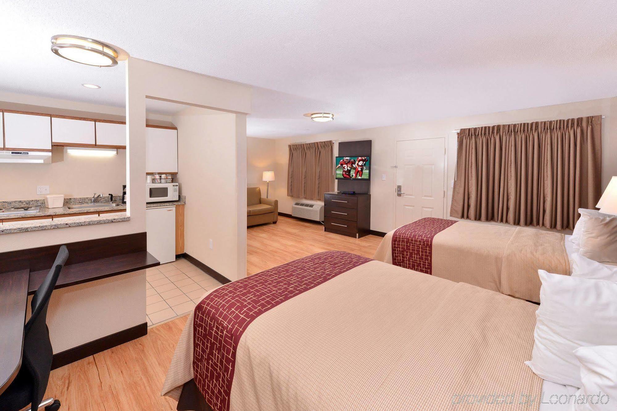 Red Roof Inn Plus+ & Suites Guilford Eksteriør billede