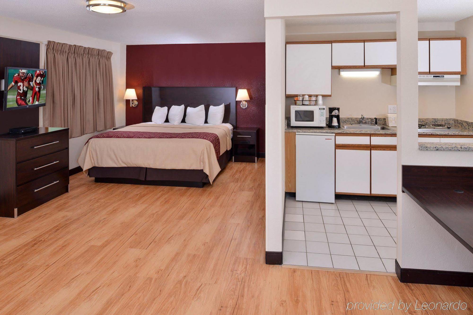 Red Roof Inn Plus+ & Suites Guilford Eksteriør billede