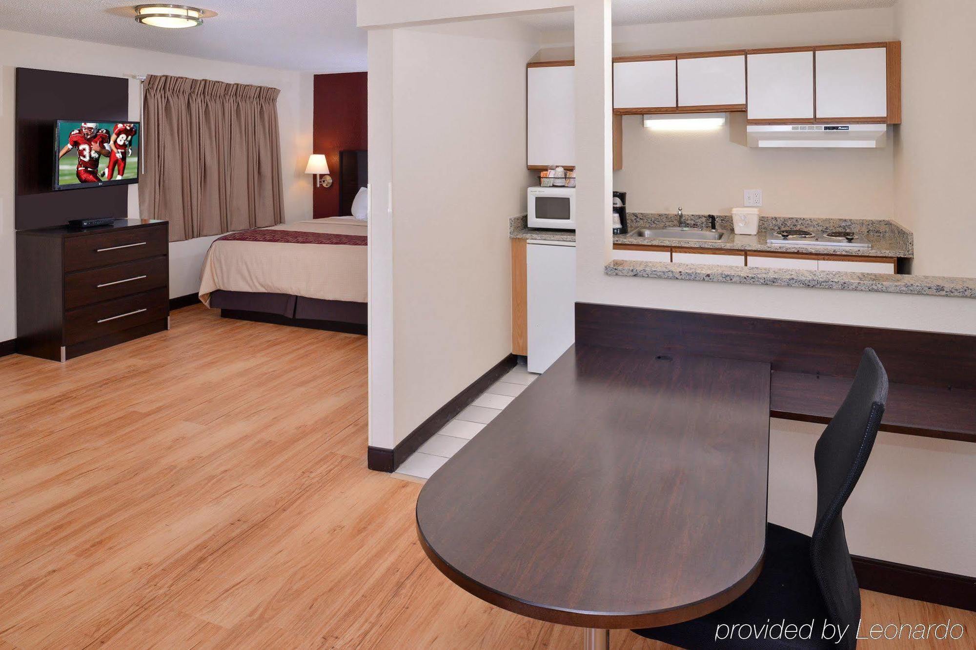 Red Roof Inn Plus+ & Suites Guilford Eksteriør billede