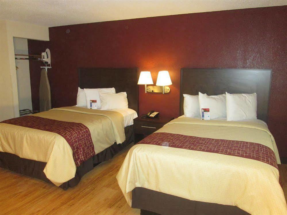 Red Roof Inn Plus+ & Suites Guilford Eksteriør billede