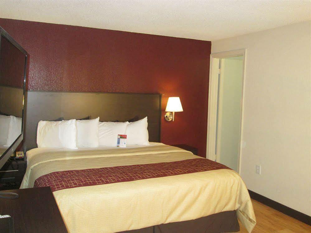 Red Roof Inn Plus+ & Suites Guilford Eksteriør billede