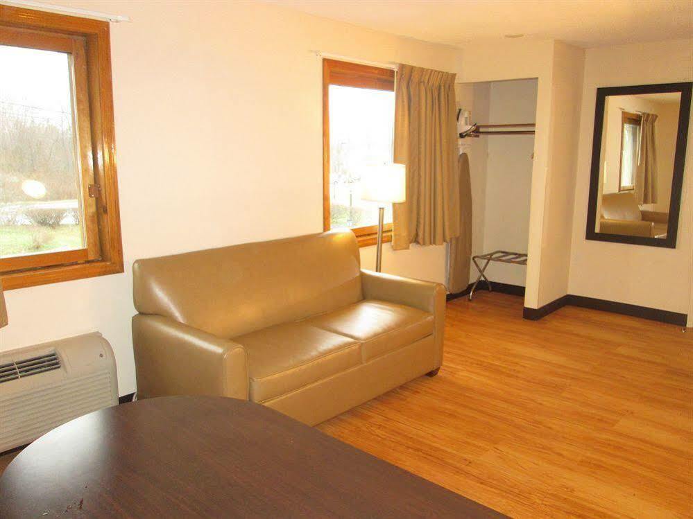 Red Roof Inn Plus+ & Suites Guilford Eksteriør billede
